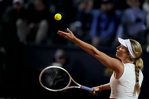 Danielle Collins serves the ball to Aryna Sabalenka